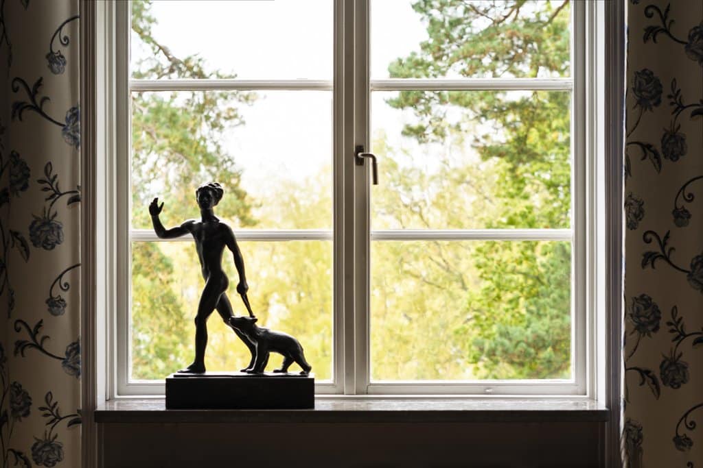 Staty i fönster Mästarvillan