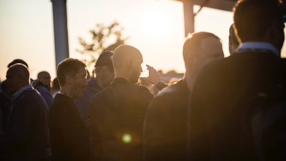 Glada människor i festlig miljö