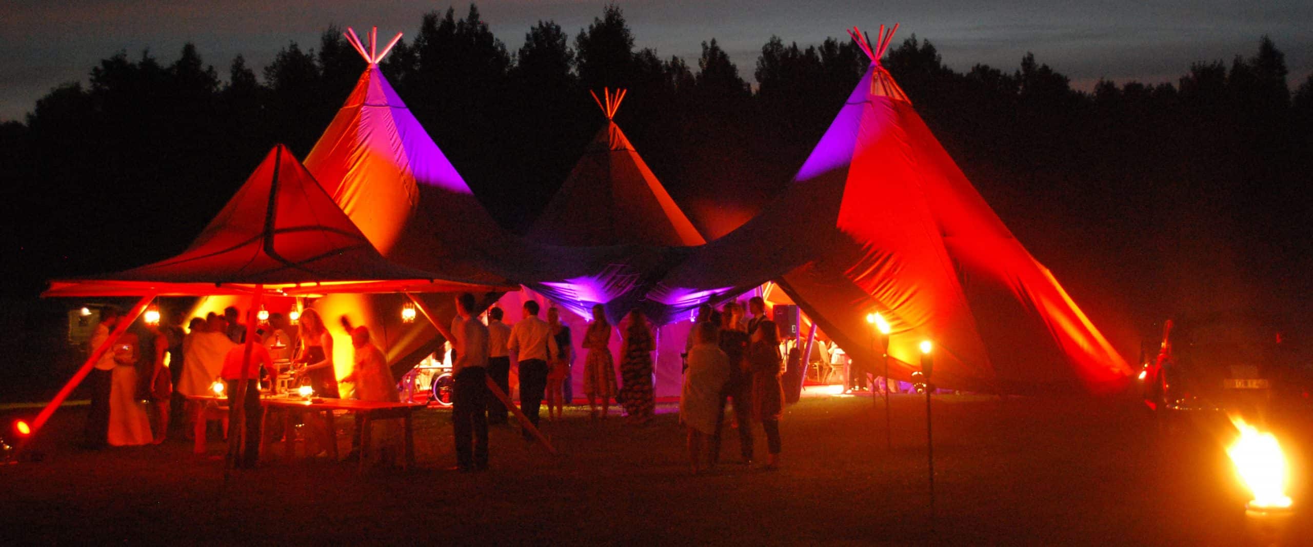 Event med stort tält utomhus