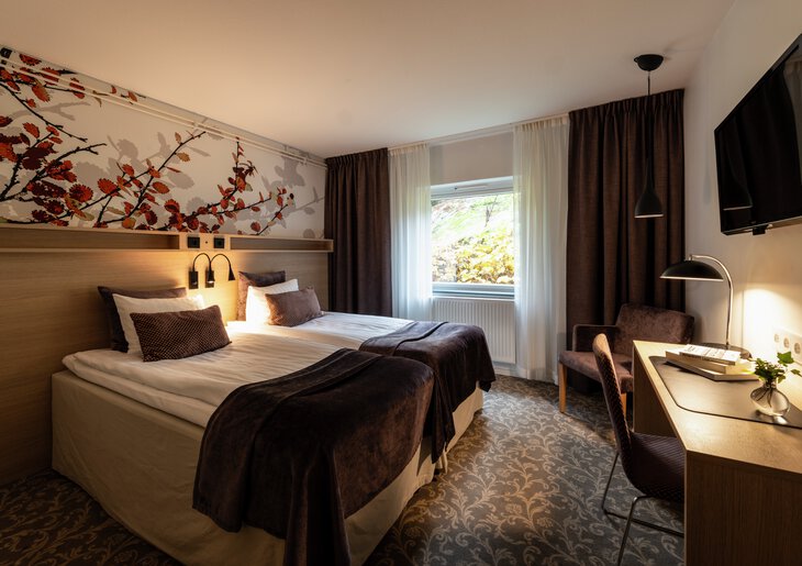 tvåbäddsrum med skrivbord