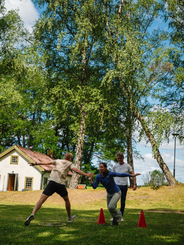 Kollegor highfivar varandra under en stafett