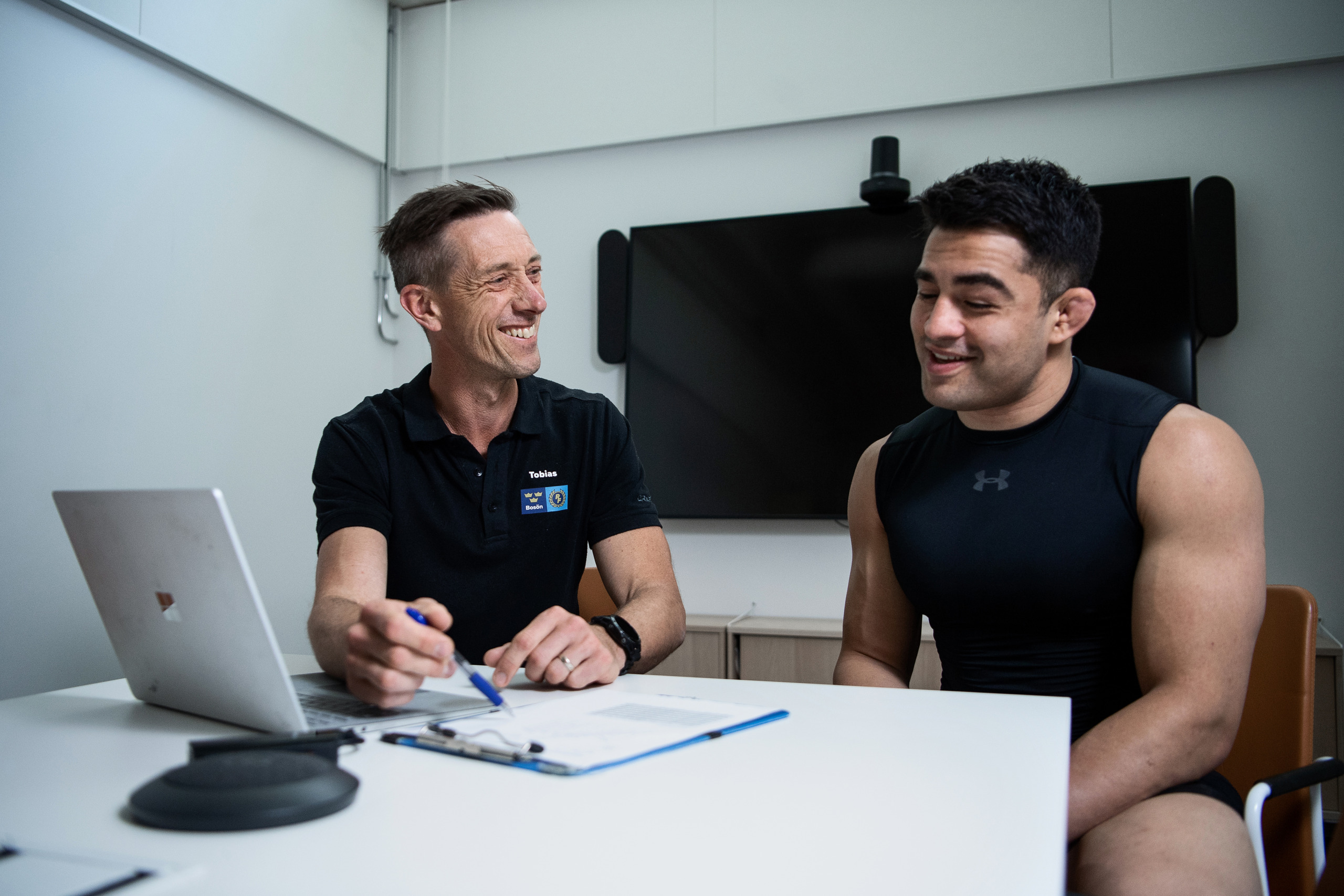 Idrottsfysiolog ger rådgivning till atlet