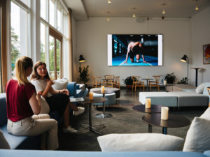 Möte i hotellreceptionens lobby