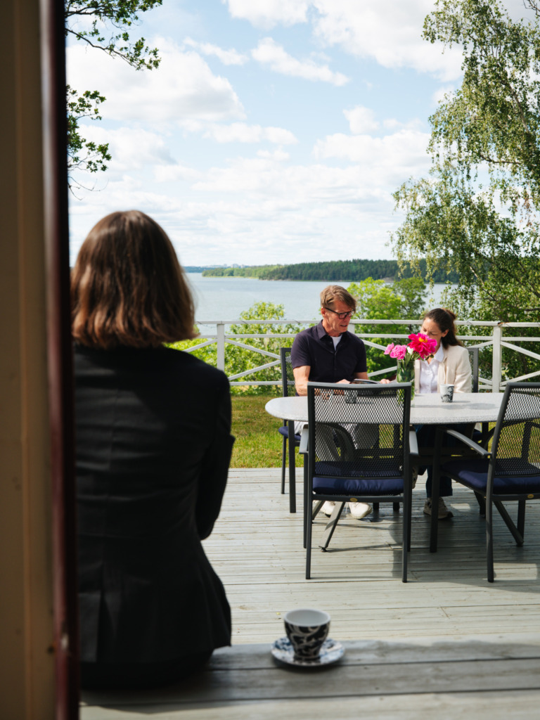 Konferensgäster på terrasen i rektorsvillan