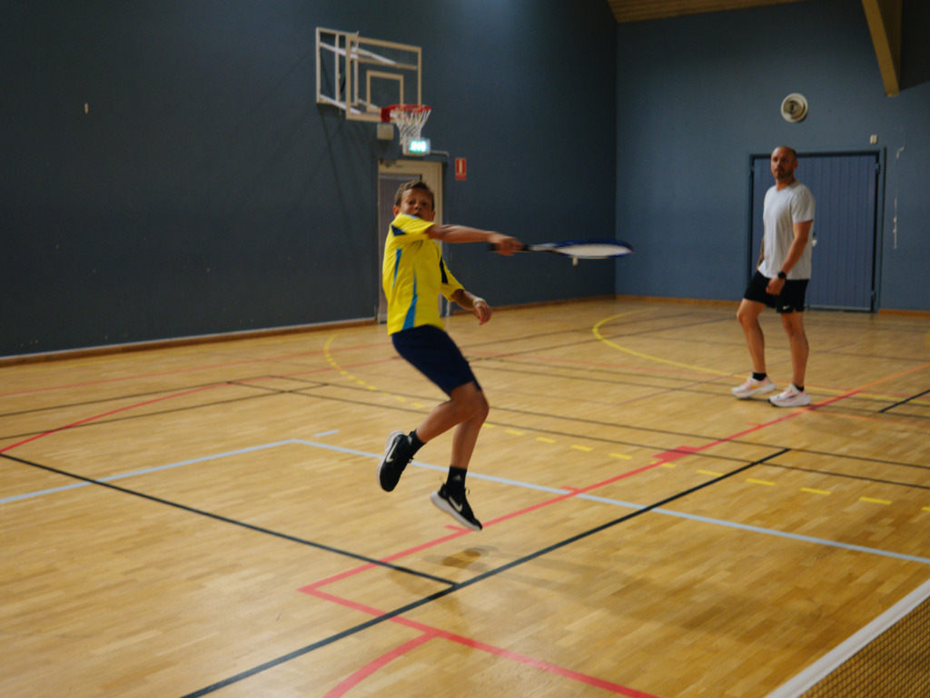 Idrottsförening tränar i bollhallen