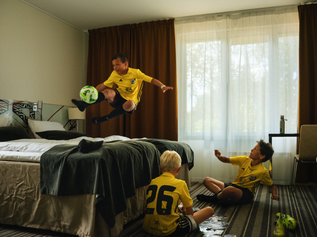 Idrottsförening umgås på hotellrum