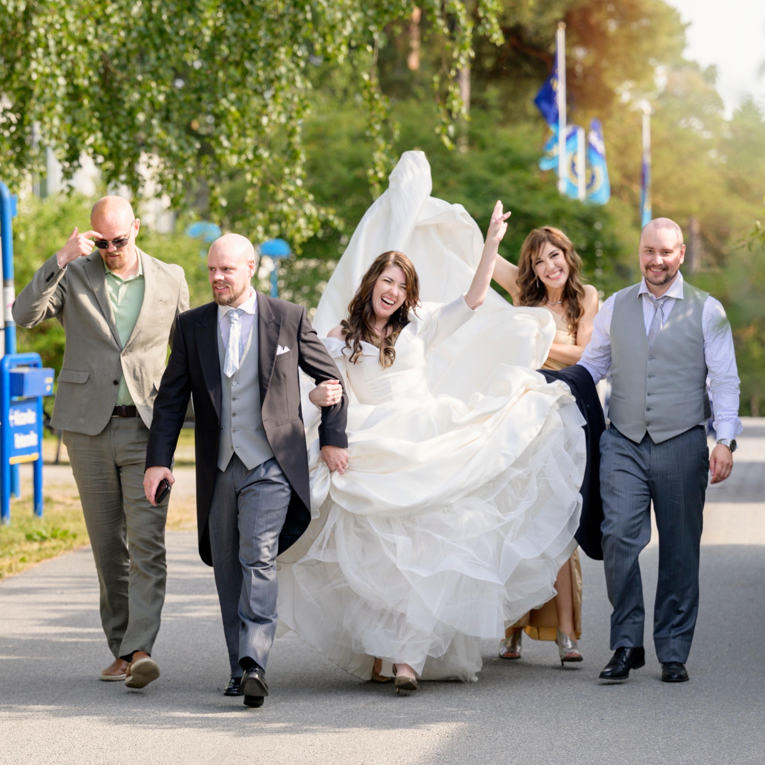 Brudgum och brud med bröllopsgäster